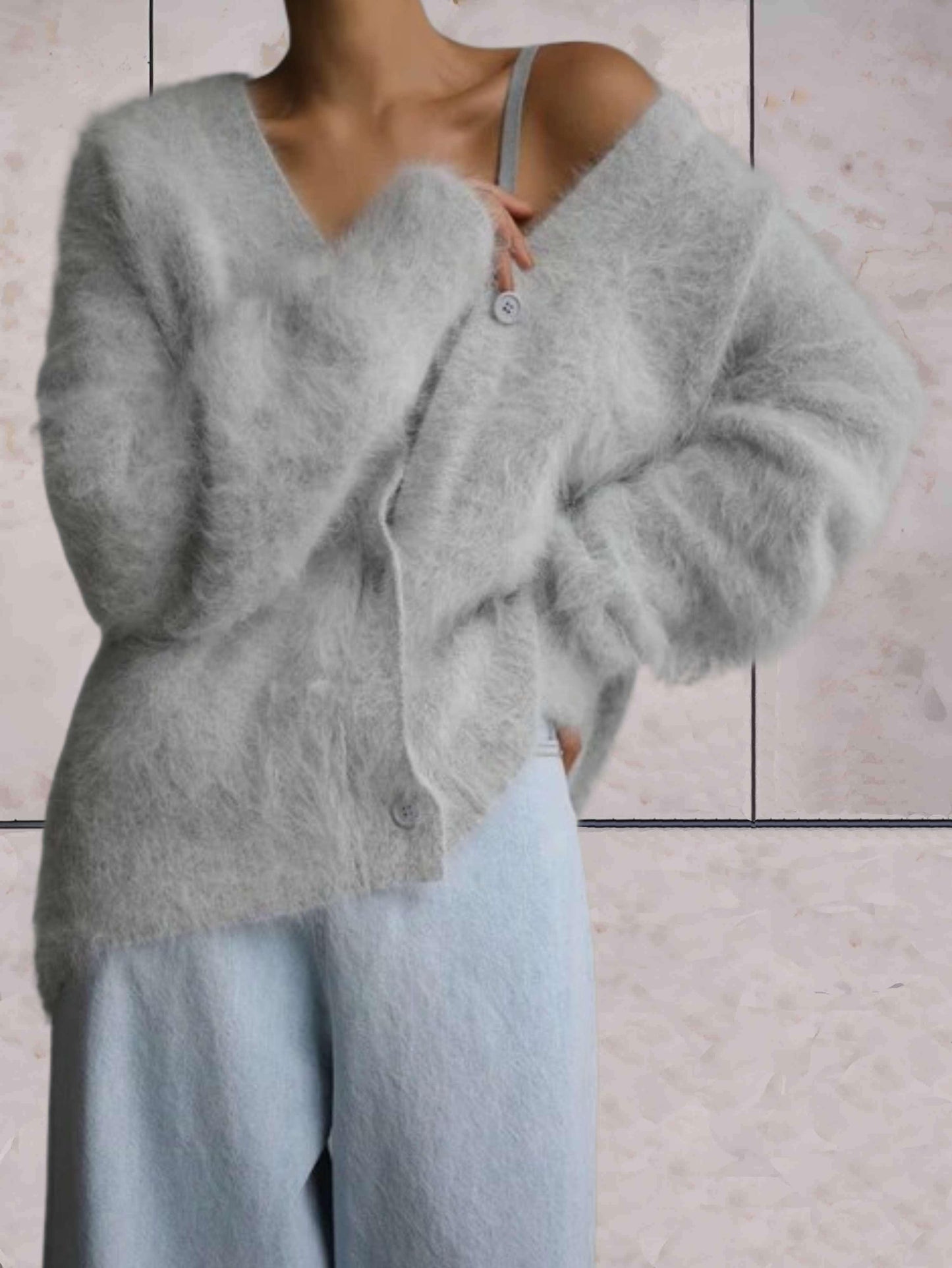 ARIEL | Overdimensjonert genser i mohair med V-hals og knappelukking